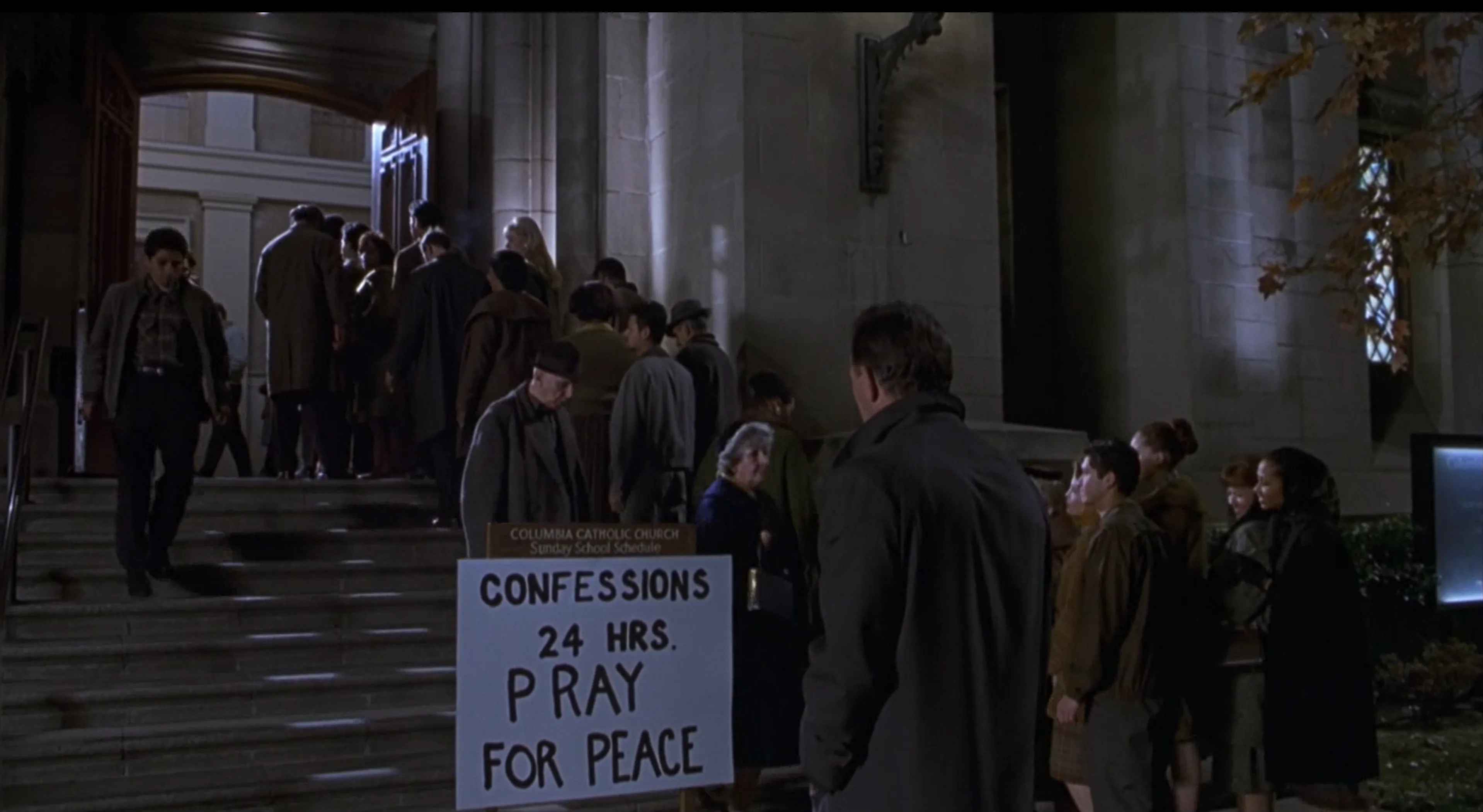 „Beichte rund um die Uhr“. An der Schwelle einer Kirche in Washington. Niemand wollte sterben, doch alle begriffen, dass im kommenden Krieg Millionen umkommen würden. Szenen aus dem Film.