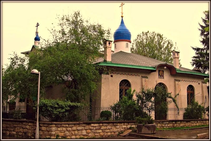 Das Podworje (Vertretungskirche) des Moskauer Patriarchats in Belgrad. Die Kirche entstand durch die Arbeit russischer Emigranten.