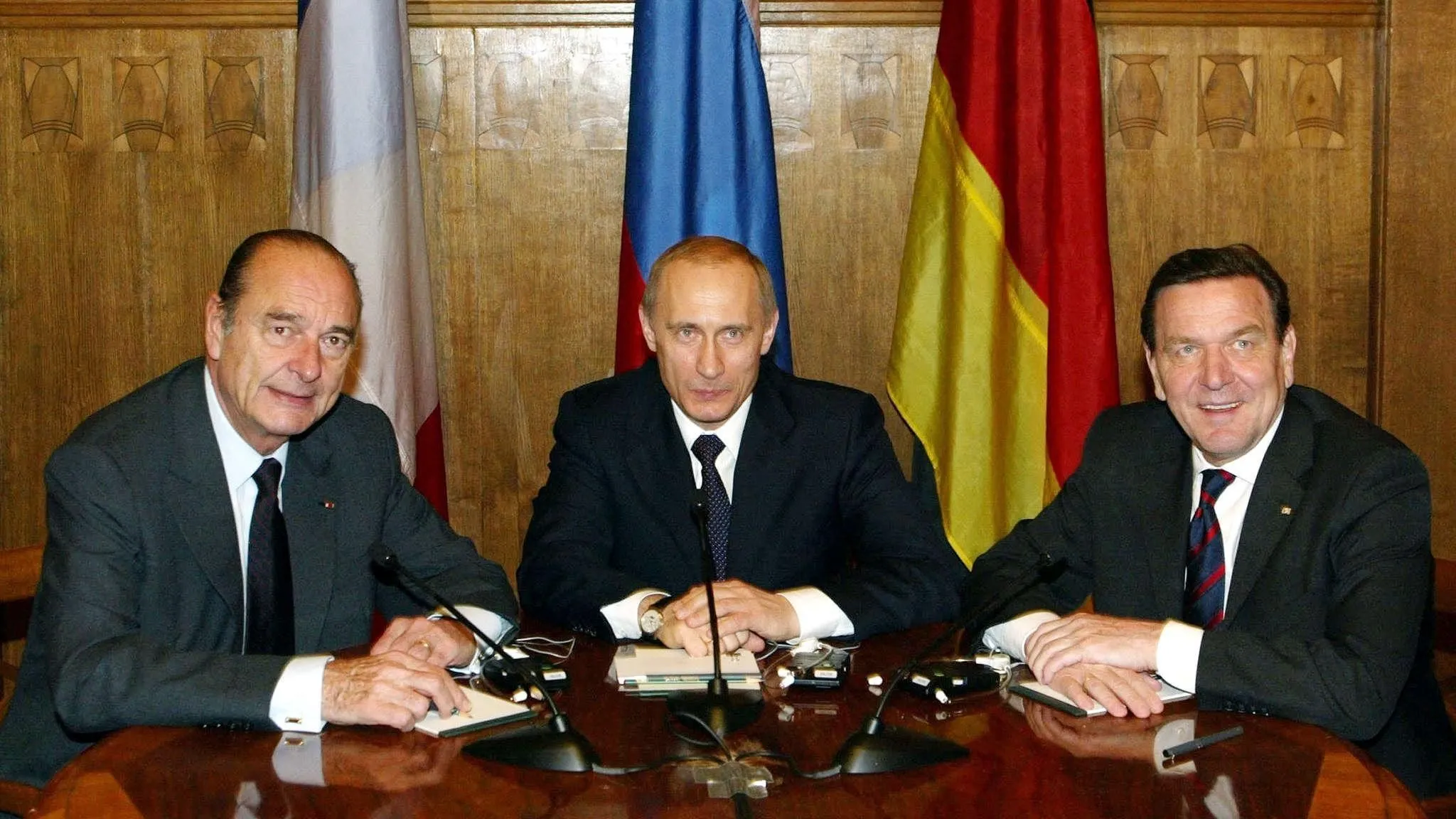 Jacques Chirac, Vladimir Poutine et Gerhard Schröder. Saint-Pétersbourg, 2003