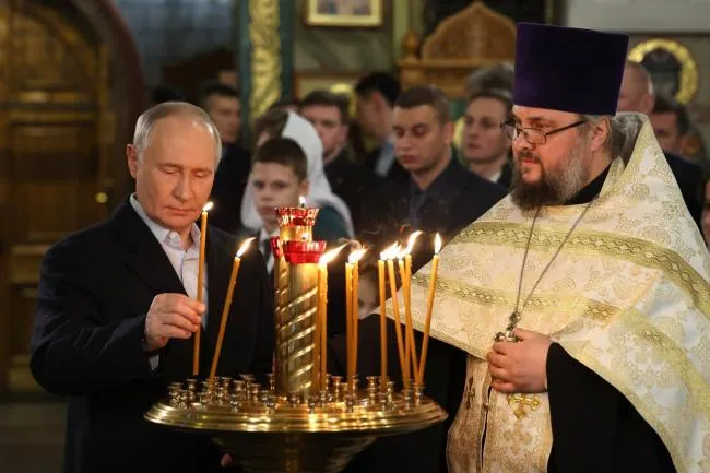 Präsident Wladimir Putin in einer Kirche auf dem Poklonnaja-Hügel in Moskau