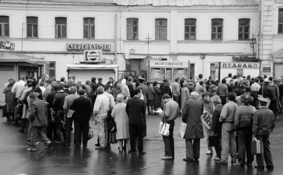 Files d’attente à Moscou dans les années 90. Le pays tout entier traverse une crise économique brutale.