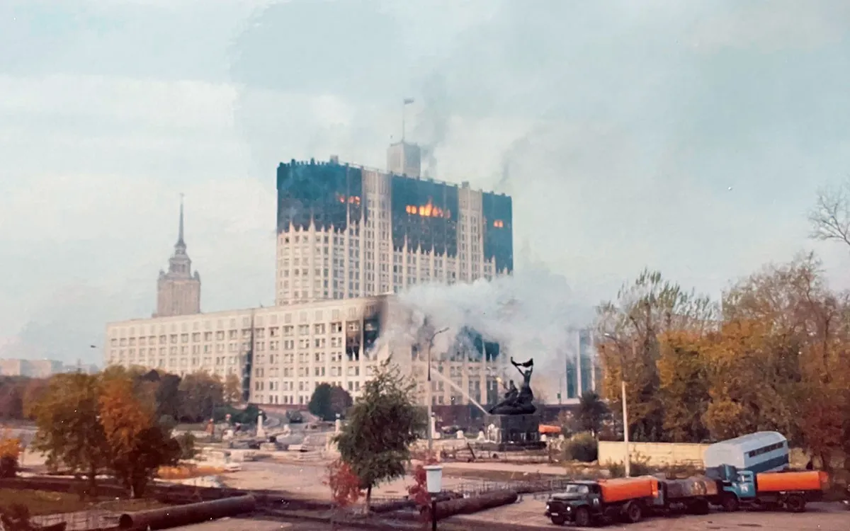 Le pilonnage de la Maison des Soviets, Moscou, 1993.