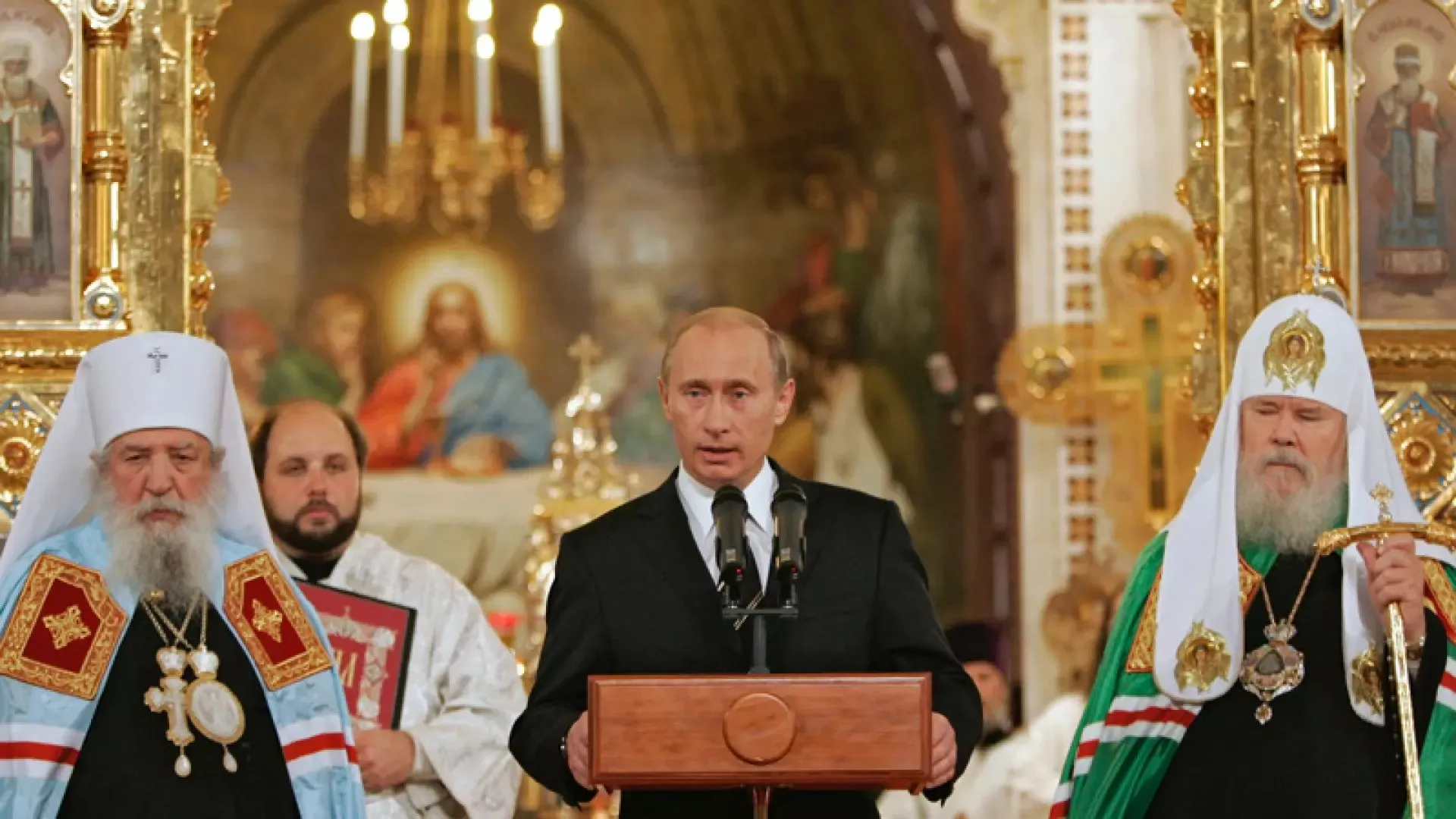 Wladimir Putin zwischen Metropolit Laurus und Patriarch Alexij II. in der Christ-Erlöser-Kathedrale bei der Unterzeichnung des Aktes über die kanonische Gemeinschaft, 17. Mai 2007.