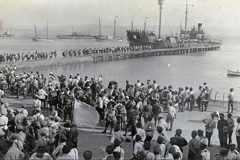 These images are known to history as the Exodus. Wrangel’s troops boarding the steamships in Crimea. On one of them departed the future founder of the Russian Orthodox Church Abroad, Metropolitan Anthony (Khrapovitsky).